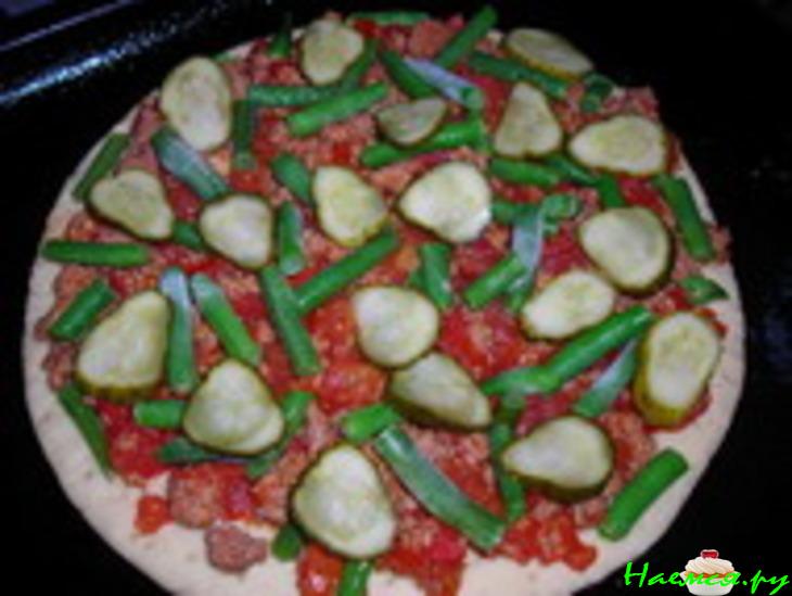 Пицца с зелёной фасолью и маринованым огурчиком