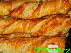 Слоеные сырные завитки с красным перцем Слоеные сырные завитки с красным перцем