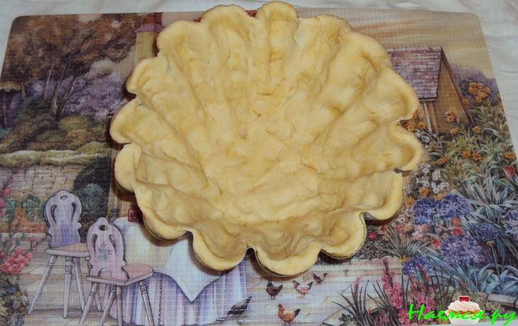 Сырно-луковый пирог с копченым салом и беконом