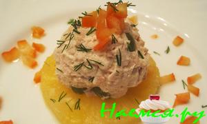 Салат из нежной курицы с виноградом и ананасом