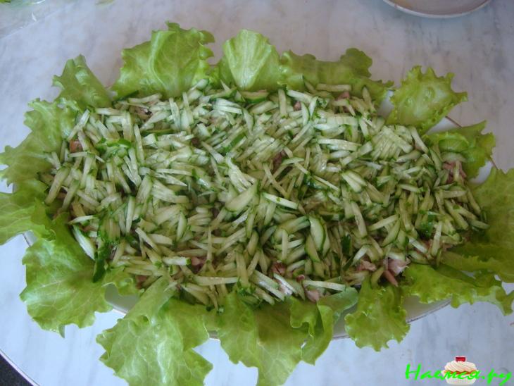 Салатик с куриной грудкой, сыром и черносливом