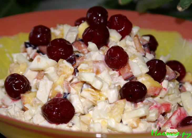 Салат с фруктами и куриной грудкой