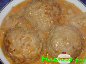 Рисовые фрикадели с тушёной капустой