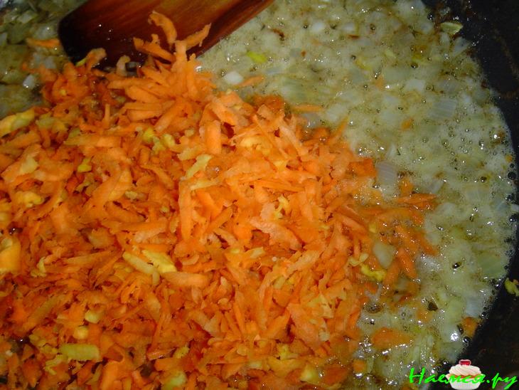 Постный картофельный рулет с грибами и овощами