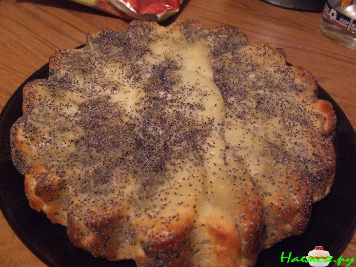 Закусочный пирог из слоеного теста с курицей, брынзой и сушеной мятой