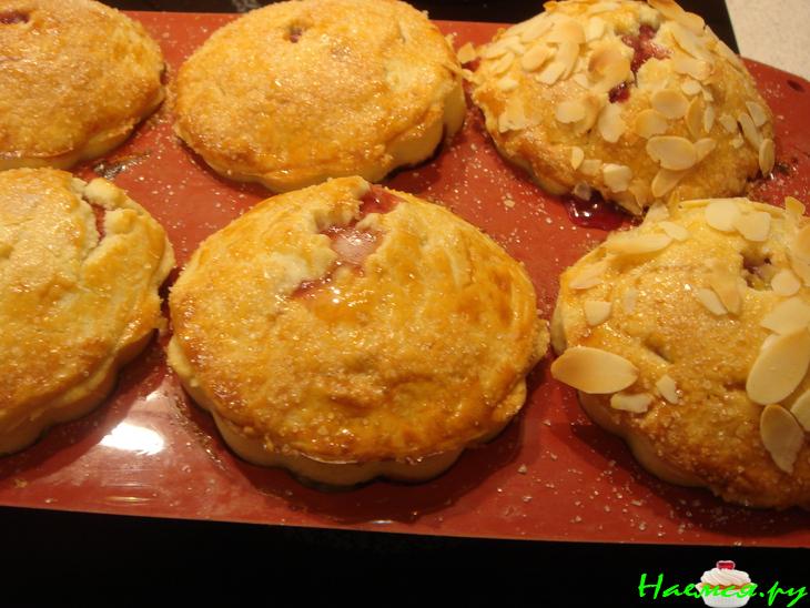 Яблочно-вишневые песочные мини-пироги