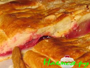 Пирог с клюквой и ананасом из слоеного творожно-дрожжевого теста Пирог с клюквой и ананасом из слоеного творожно-дрожжевого теста
