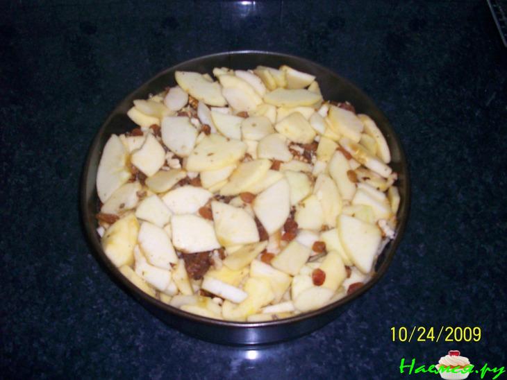 Закрытый яблочный пирог с изюмом и орехами 