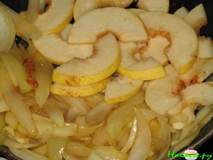 Груша с луком в красном вине