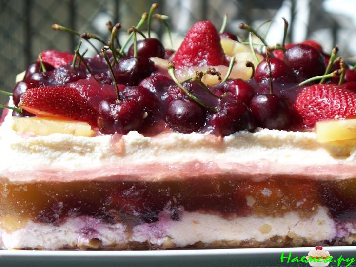 Творожно-фруктовый торт без выпечки