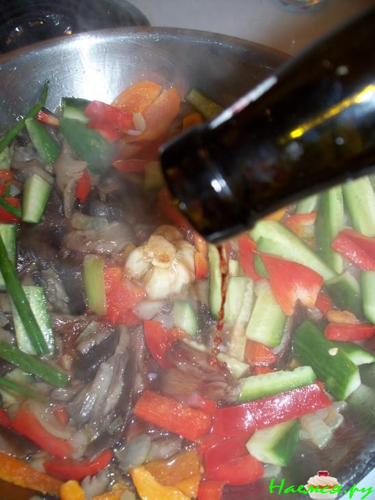 Лапша с креветками и овощами