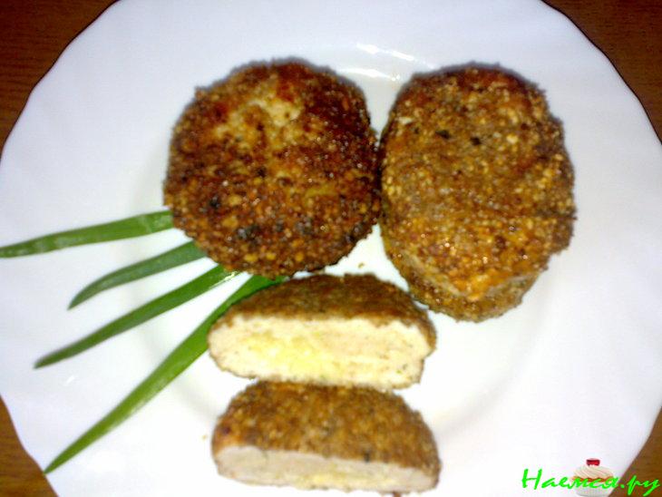 Котлетки с начинкой из ананаса под ореховой корочкой