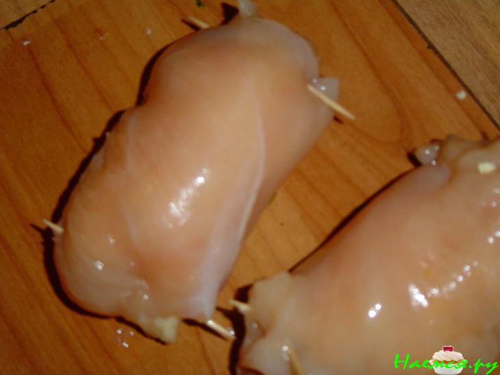 Рулетики из куриной грудки с плавленым сыром и зеленью