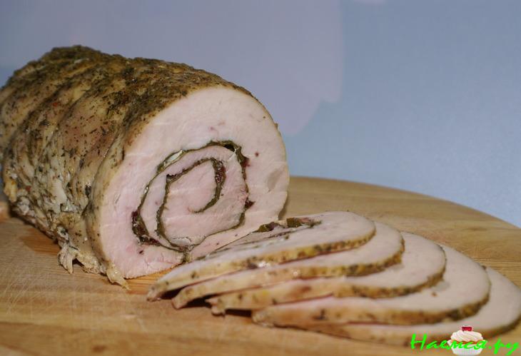 Рулет из индейки с чесноком и свекольными листьями