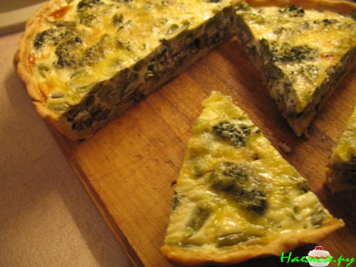 Киш с куриными потрошками, зеленой фасолью и брокколи
