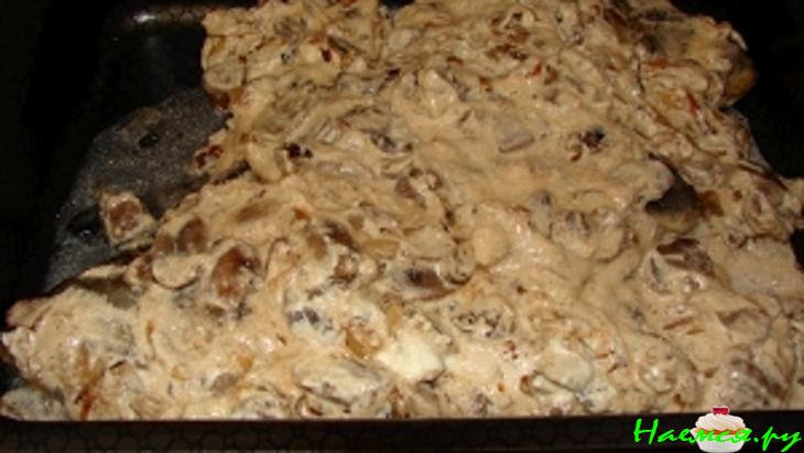 Караси в сметане с шампиньонами и чесноком