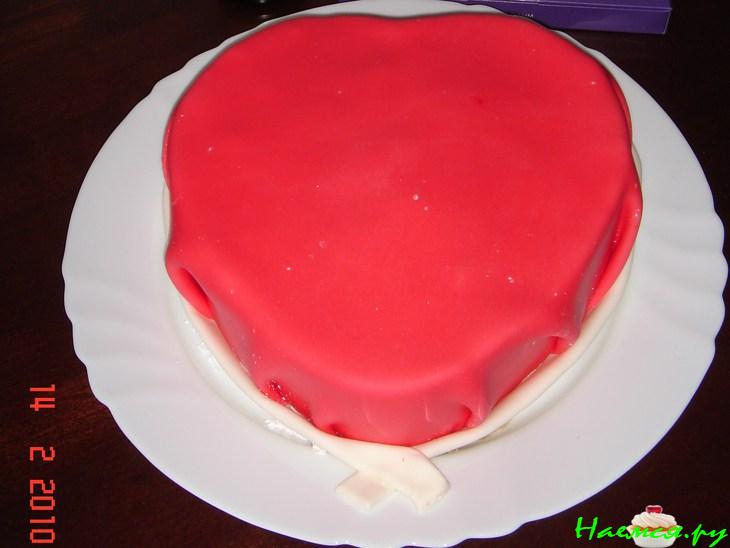 Торт "Сердце", украшенный мастикой Торт "Сердце", украшенный мастикой