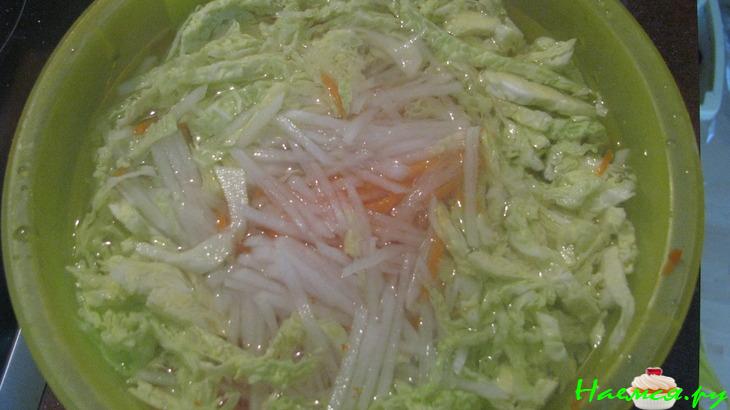 Китайский салат с капустой и дайконом