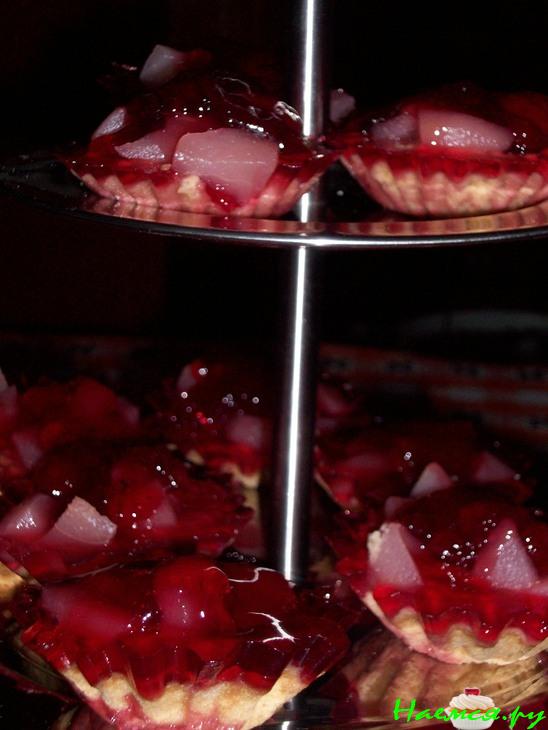 Корзиночки с маринованной грушей с желе