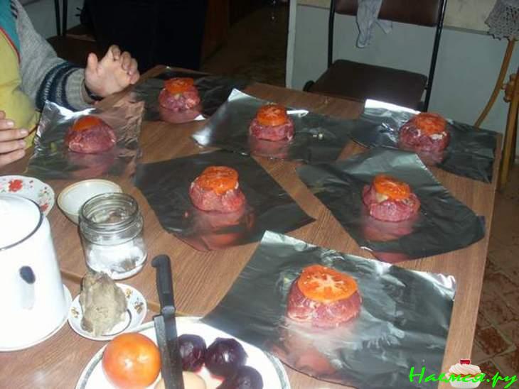 Мясо "по–охотничьи" со свежими грибами и помидорами