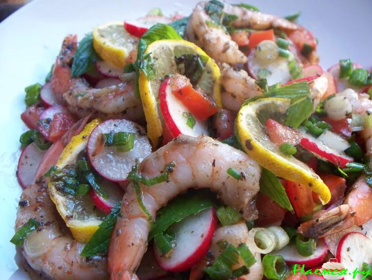 Салат с креветками и редиской