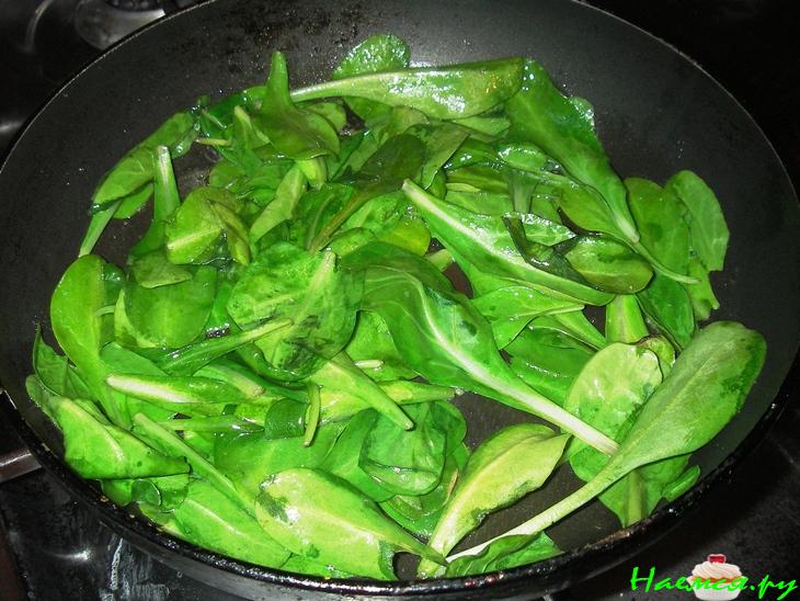 Форель запеченная со шпинатом и сливочным сыром