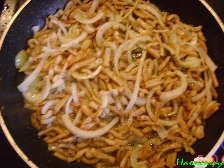 Жареный кальмар в сметане с картофелем