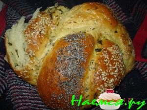 Хлебная плетенка с зеленью и красным перцем
