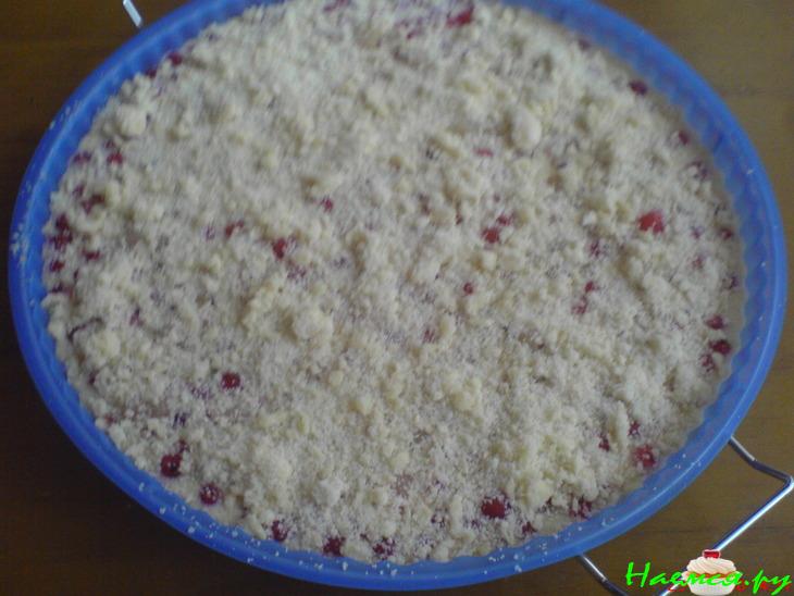 Пирог со смородиной и сахарной крошкой