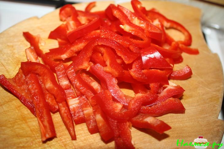 Рисовая лапша с мясом, овощами и орехами