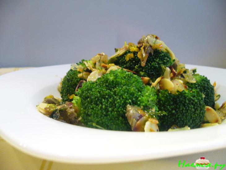 Брокколи с миндальным соусом