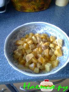 Салат куриный с персиками