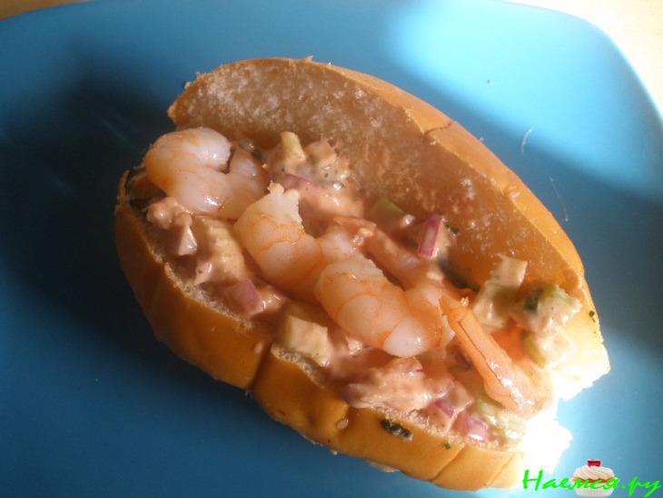 Сендвич с креветками и соусом Ремулад