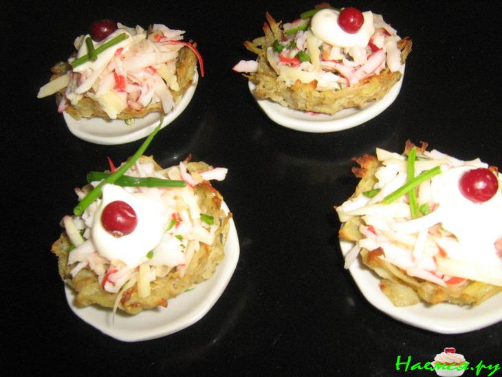 Картофельные корзиночки с крабовой начинкой
