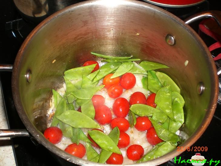 Овощной суп с белой фасолью, соусом песто и сыром пармезан