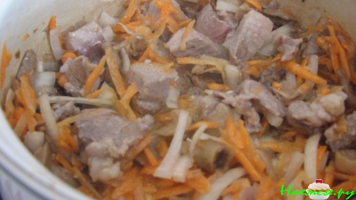 Капустка тушеная с грибами и свининкой