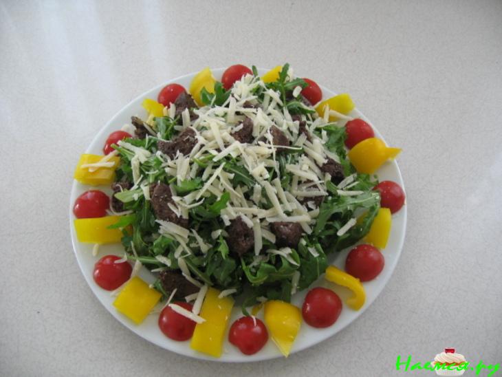 Салат печень с рукколой