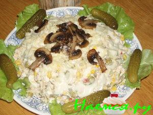 Просто куриный салатик с грибами и овощами Просто куриный салатик с грибами и овощами