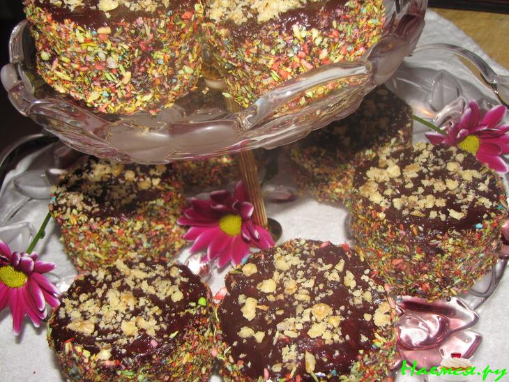 Бисквитные пирожные с яблочно-грушевой начинкой в шоколаде Бисквитные пирожные с яблочно-грушевой начинкой в шоколаде