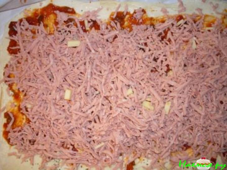 Пицца из слоеного бездрожжевого теста на скорую руку