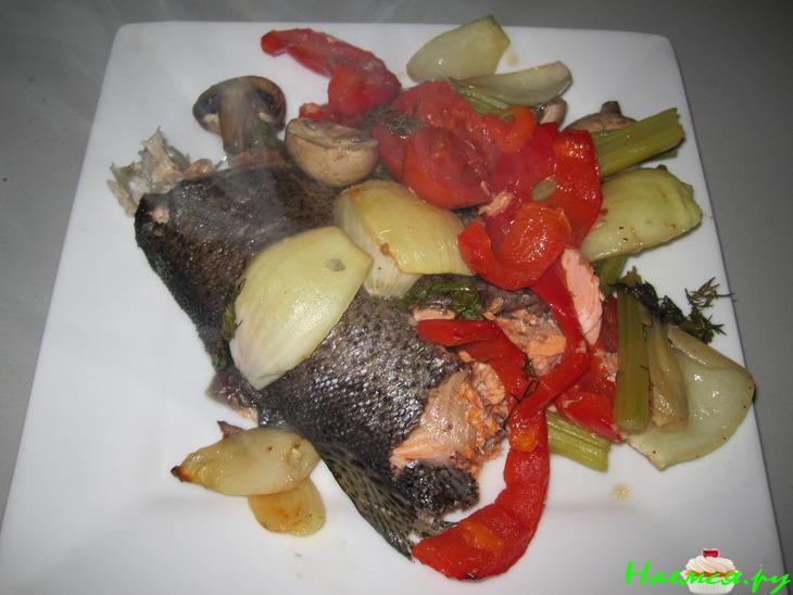 Форель под овощами