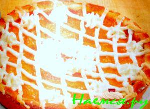 Лимонный пирог украшенный взбитыми сливками