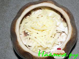 Мясо с шампиньонами в горшочках