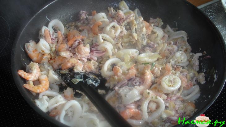 Салат из морепродуктов с луком в сметане