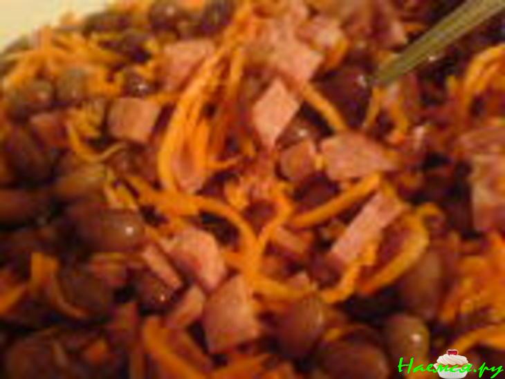 Салат с фасолью и колбасой