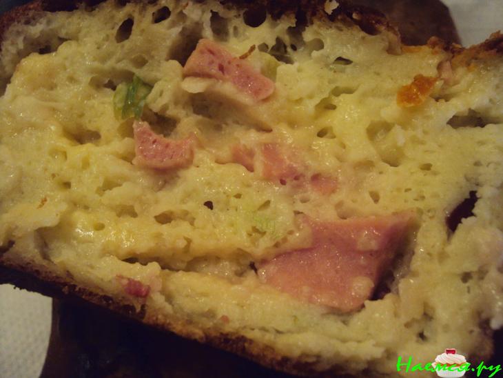 Вкусный заливной пирог с колбасой и сыром к завтраку
