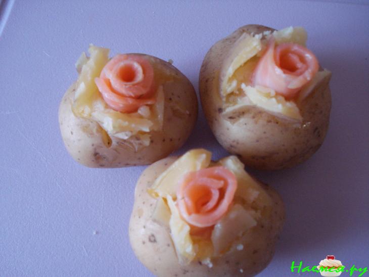 Молодой картофель со сметанным соусом