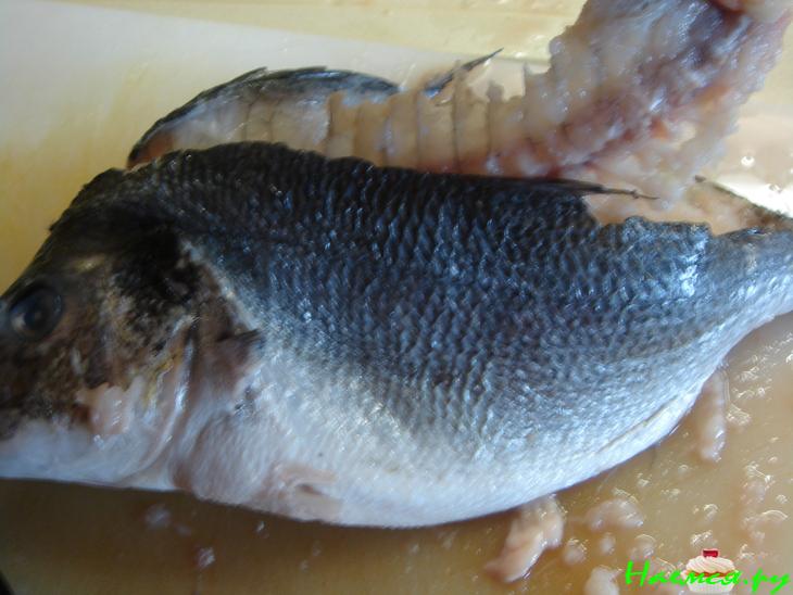 Филе дорадо, запеченное в тесте с ароматными травами