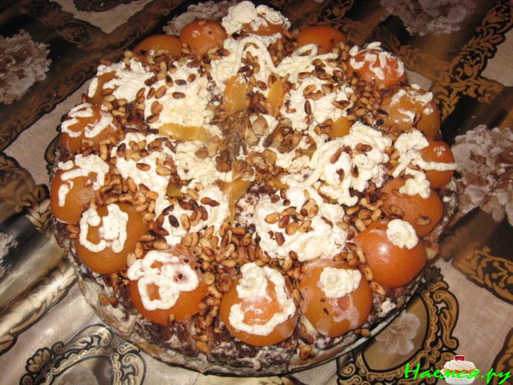Фруктовый торт с шоколадными орешками