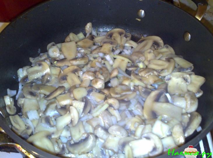 Свинина запечённая с грибами в сметане